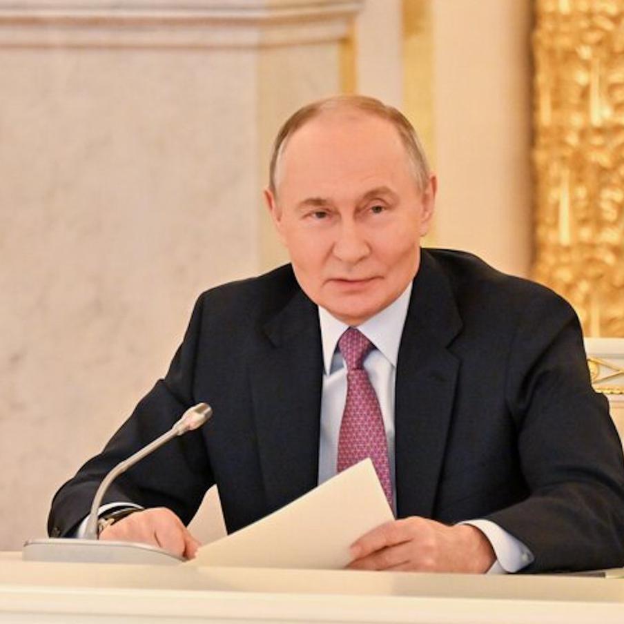 Путин поддержал кадровые перестановки в правительстве. Ранее свои предложения по этому вопросу главе государства передал премьер-министр страны Михаил Мишустин. В частности, перестановки ждут позиции зампреда правительства, министра транспорта, руководителя аппарата правительства России и другие