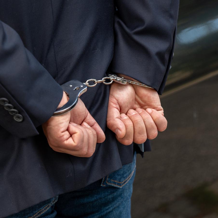 21-летнего географа из Владивостока подозревают в домогательствах к детям. Как сообщают журналисты, преподаватель открыто флиртует с ученицами, причём от приставаний страдают даже учащиеся шестых классов. Тем временем бывшие одноклассники горе-учителя говорят, что вопросы к нему возникали ещё в школьные годы, причём вопросы серьёзные