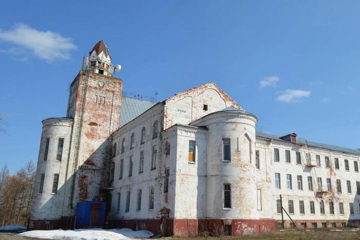Кому достанется "Хогвартс": историческое здание бывшего сельхозтехникума продают за рубль