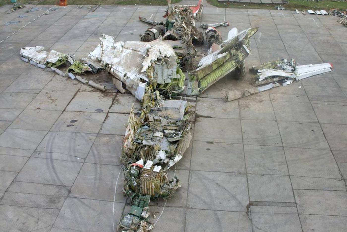Обломки самолёта Ту-154 польского президента Леха Качиньского, собранные в неизвестном месте.