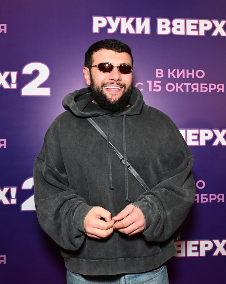Navai отпустили из СИЗО в Казахстане. Рэпер Наваи Бакиров был задержан 13 октября на пограничном пункте между Казахстаном и Кыргызстаном. В полиции пояснили, что в автомобиле исполнителя были найдены наркотические средства. Было возбуждено дело о попытке контрабанды запрещённых средств. Артист был помещён в СИЗО