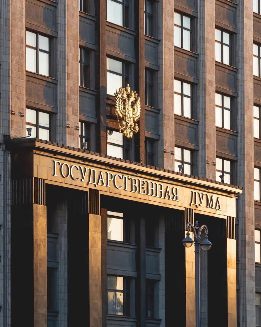 В Госдуме предложили ужесточить наказания за призывы к массовым беспорядкам. Во внесённый законопроект включены также пункты о призыве к терроризму и насилии в отношении представителей власти. За подобные действия также намерены установить более серьёзное наказание. Важно, что оно будет сильнее, если действие были совершено при помощи Интернета или посредством СМИ