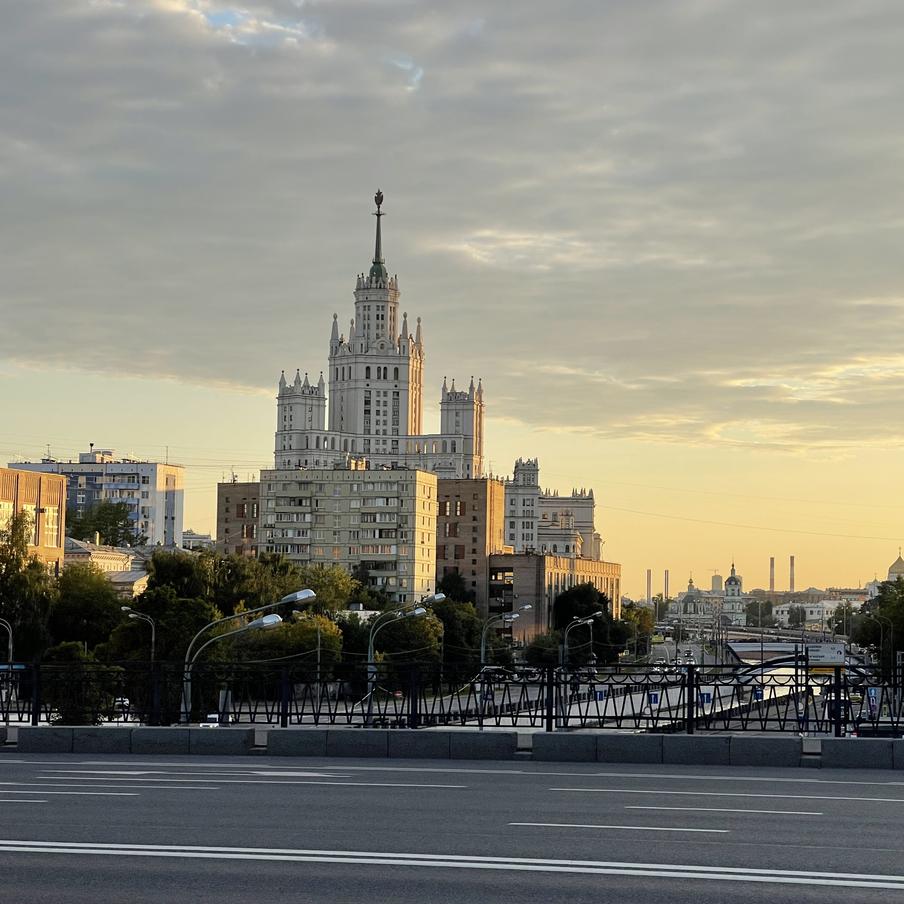 Синоптик рассказала о том, какая погода ждёт москвичей в среду, 21 октября. Метеорологическая обстановка в столичном регионе останется стабильной благодаря влиянию антициклона. Метеоролог уточнила, каких температурных значений ждать москвичам и жителям области, а также сообщила, с какой скоростью будет перемещаться воздух и каким окажется атмосферное давление