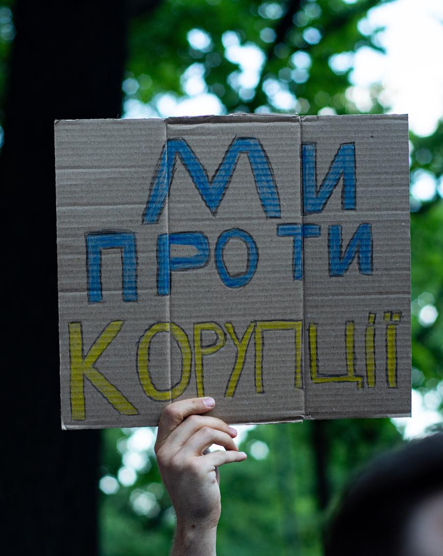 НАБУ и САП проводят обыски у председателя Национального банка Украины. Национальное антикоррупционное бюро Украины (НАБУ) и Специализированная антикоррупционная прокуратура (САП) страны ведут ряд громких расследований, которые касаются коррупции в высших эшелонах власти Незалежной. Ранее Владимир Зеленский попытался ограничить независимость этих органов, но не вышло