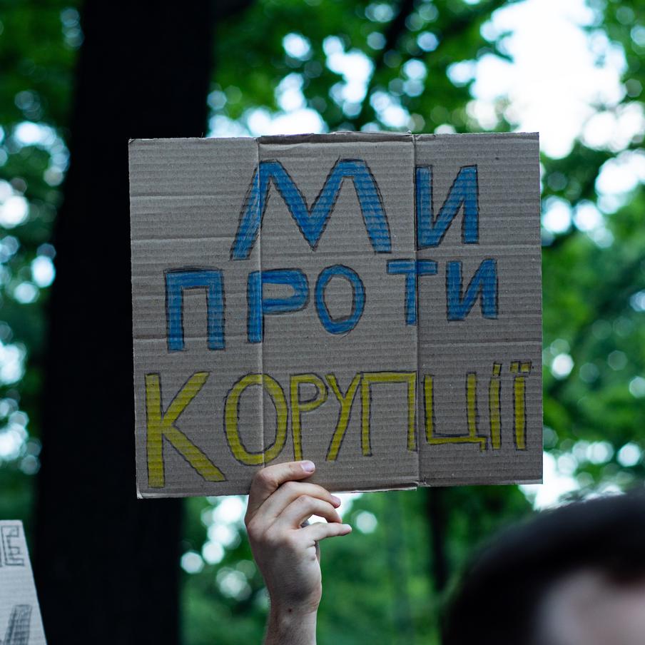 НАБУ и САП проводят обыски у председателя Национального банка Украины. Национальное антикоррупционное бюро Украины (НАБУ) и Специализированная антикоррупционная прокуратура (САП) страны ведут ряд громких расследований, которые касаются коррупции в высших эшелонах власти Незалежной. Ранее Владимир Зеленский попытался ограничить независимость этих органов, но не вышло