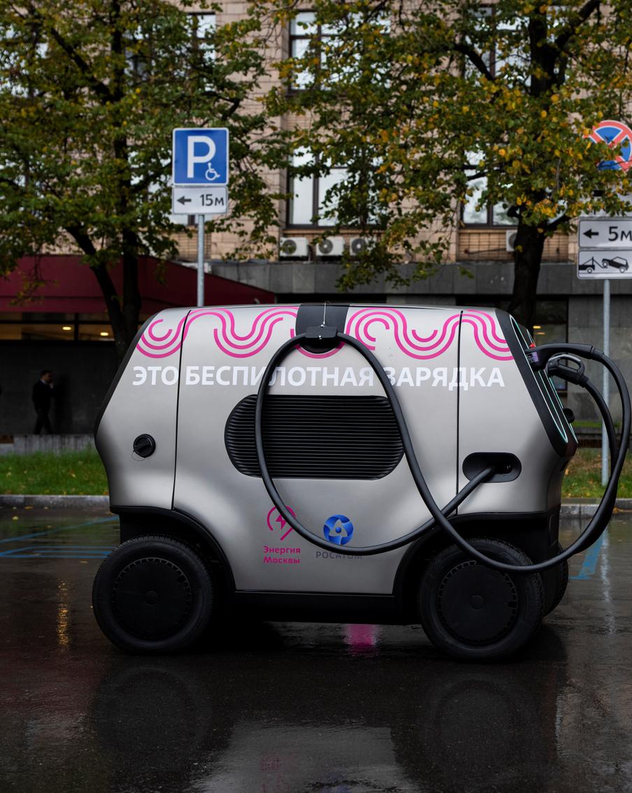 Можно будет вызвать через приложение: в Москве тестируют робота-зарядку для электромобилей