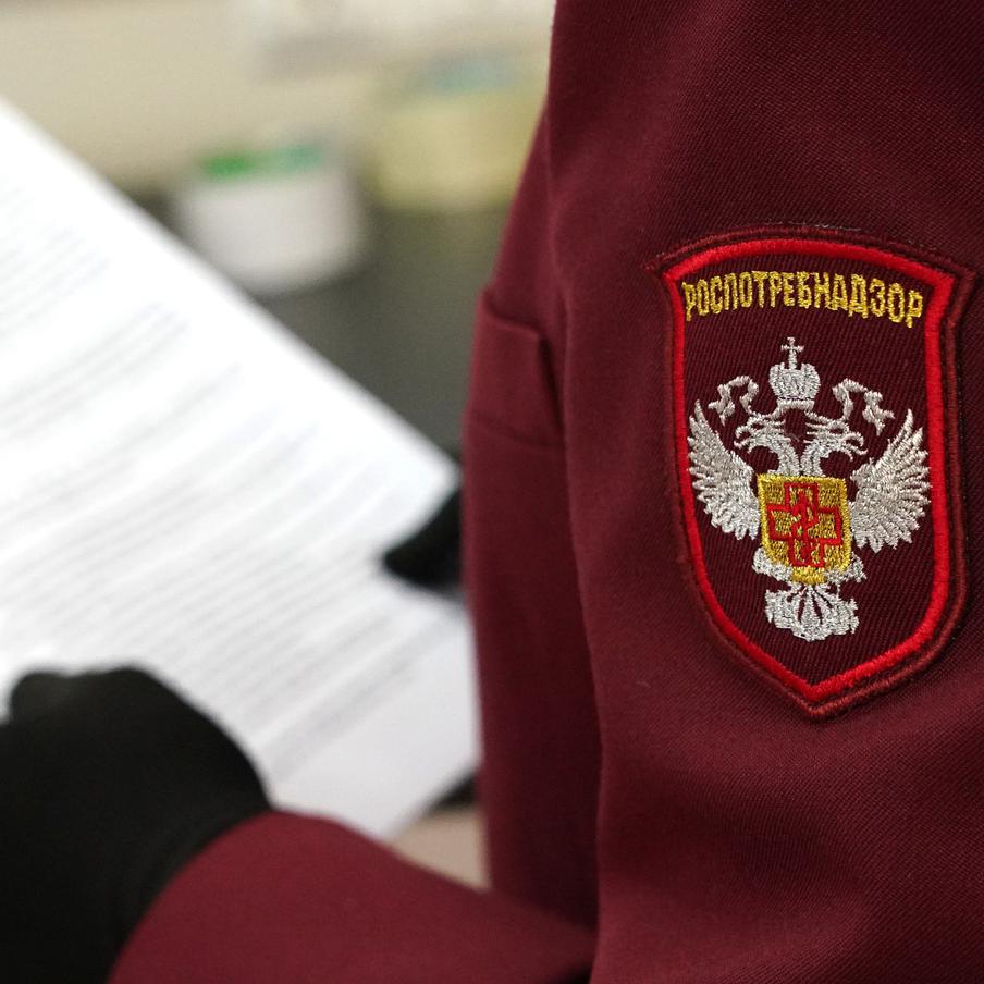 Роспотребнадзор начал эпидрасследование в МГУ после выявления кори у студента. Администрации вуза было направлено предписание о необходимых противоэпидемических мерах. Ранее в телеграм-каналах сообщили о заболевшем студенте юридического факультета, сейчас там временно ввели дистанционное обучение