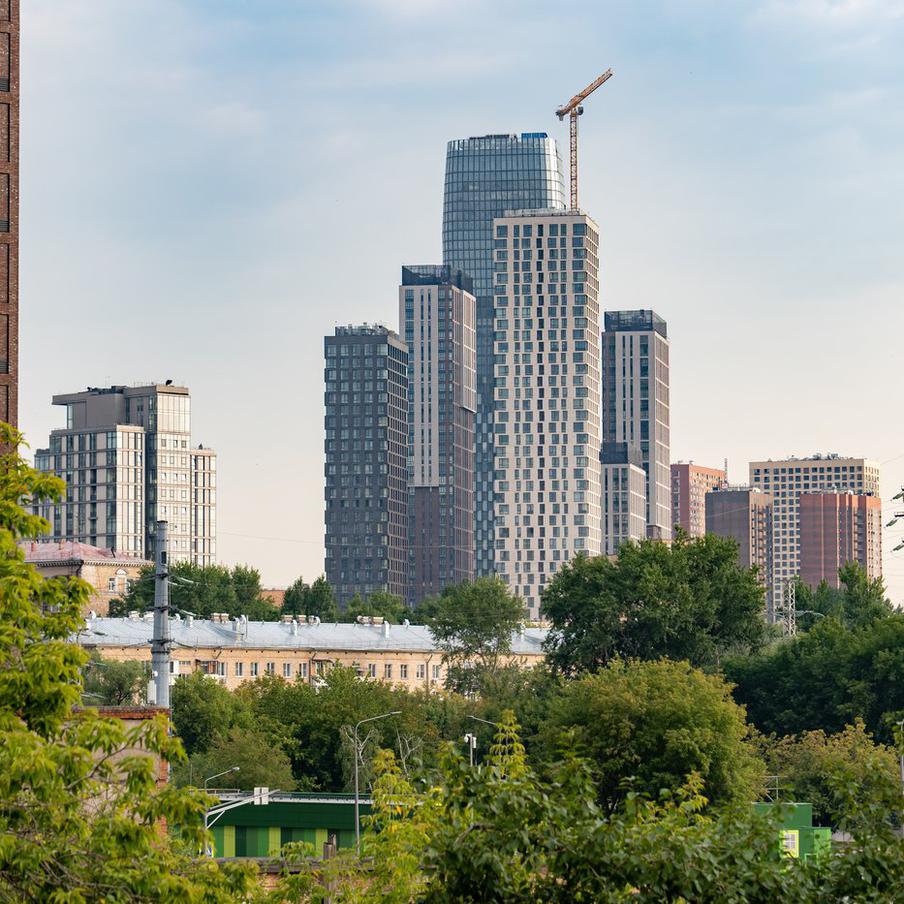 Московские застройщики потеряли пятую часть выручки за девять месяцев. Общий доход девелоперов в городах-миллионниках за январь – сентябрь 2026 года сократился на 6,2%. Положительная динамика в большинстве регионов не смогла компенсировать снижение показателей столицы