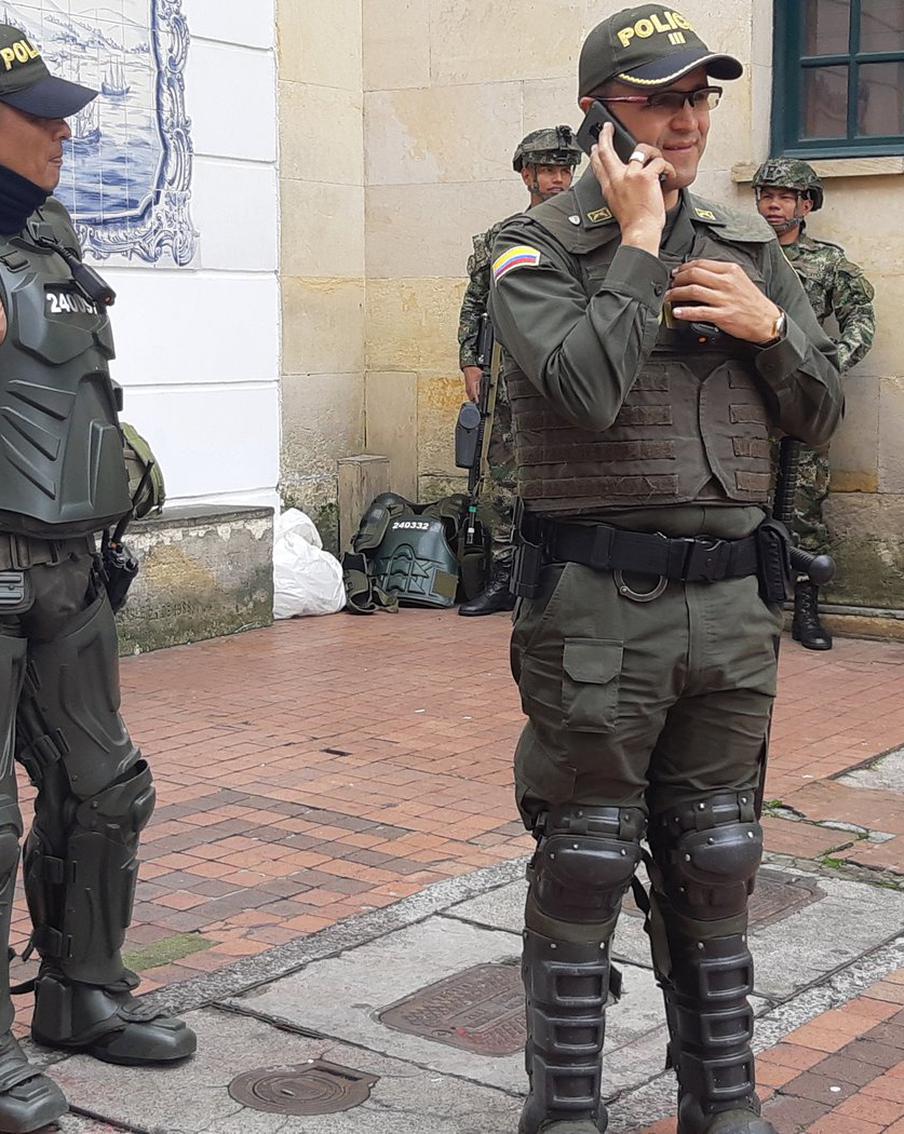 В Колумбии дроны атаковали полицейский участок, шестеро правоохранителей пострадали. В колумбийском городе Пелая ранним утром беспилотники атаковали полицейский участок. В результате пострадали шесть правоохранителей, двое из них госпитализированы с тяжёлыми травмами