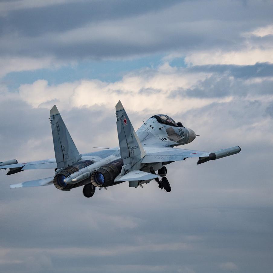 Минобороны сообщило о массированном ударе по военным объектам Украины. Российские военные применили высокоточное оружие наземного базирования и беспилотники. По данным ведомства, целями стали предприятия ракетно-дронового производства, транспортные узлы и портовая инфраструктура