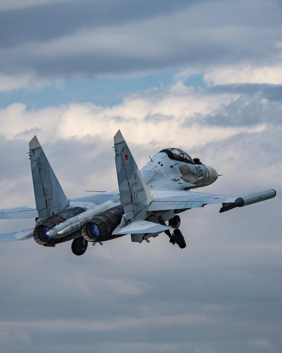 Минобороны сообщило о массированном ударе по военным объектам Украины. Российские военные применили высокоточное оружие наземного базирования и беспилотники. По данным ведомства, целями стали предприятия ракетно-дронового производства, транспортные узлы и портовая инфраструктура