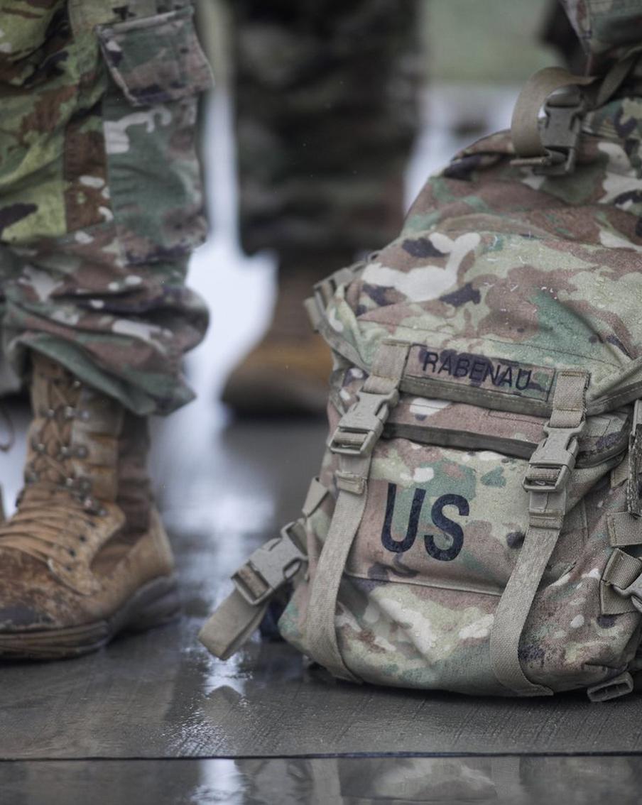 США срочно эвакуируют военных с баз в Иордании, Катаре и Кувейте. Американские военные покидают базы на Ближнем Востоке, а Госдеп сокращает дипломатов в регионе. США также эвакуируют сотрудников посольства из Саудовской Аравии