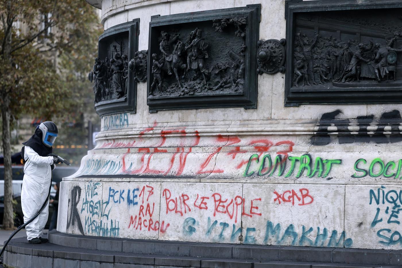 В Париже и других городах Франции продлили комендантский час из-за протестов