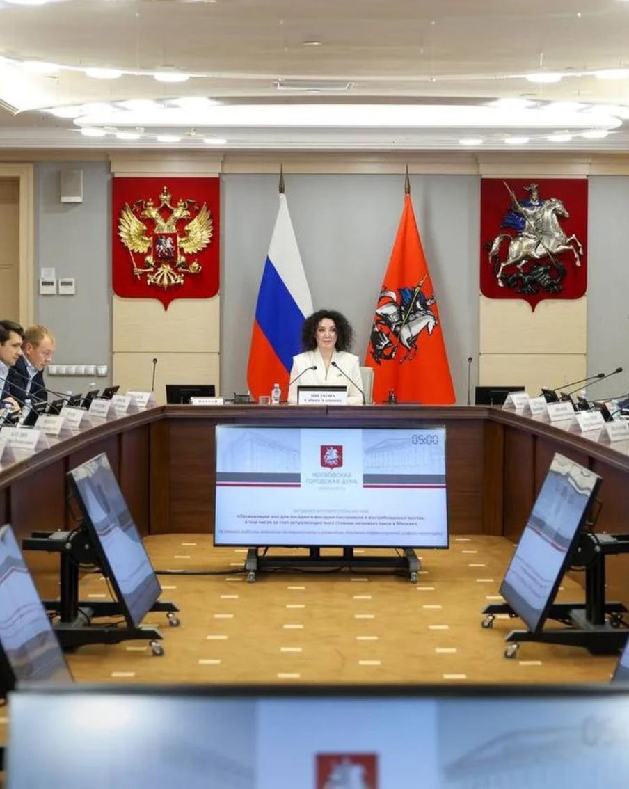 Комиссия по транспорту и развитию дорожно-транспортной инфраструктуры обсудила, как можно улучшить поездки пассажиров такси