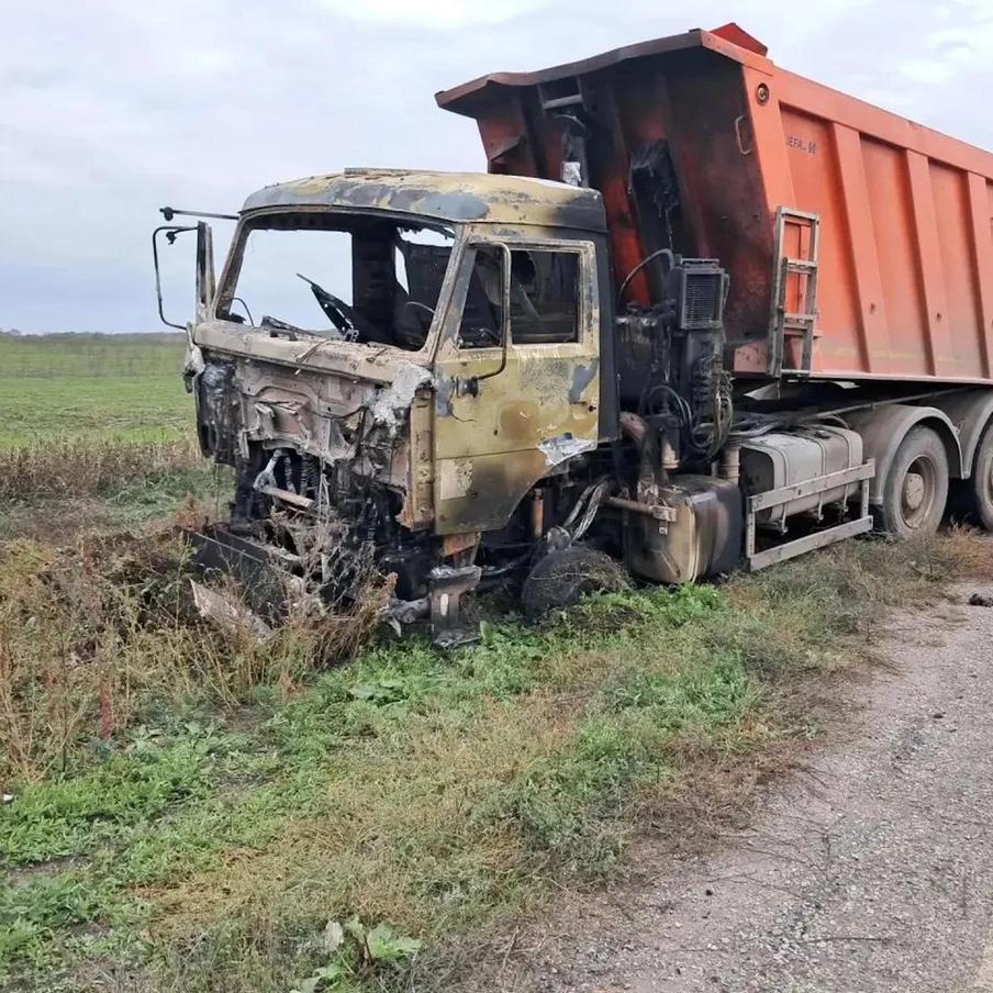ВСУ атаковали дорожных рабочих в Запорожской области. Как сообщил глава региона, под удар мирные жители попали в районе населённого пункта Коларовка. Дорожники проводили плановый ремонт ям на дороге – беспилотник ВСУ влетел прямо в кабину грузового автомобиля. Кабина машины полностью выгорела
