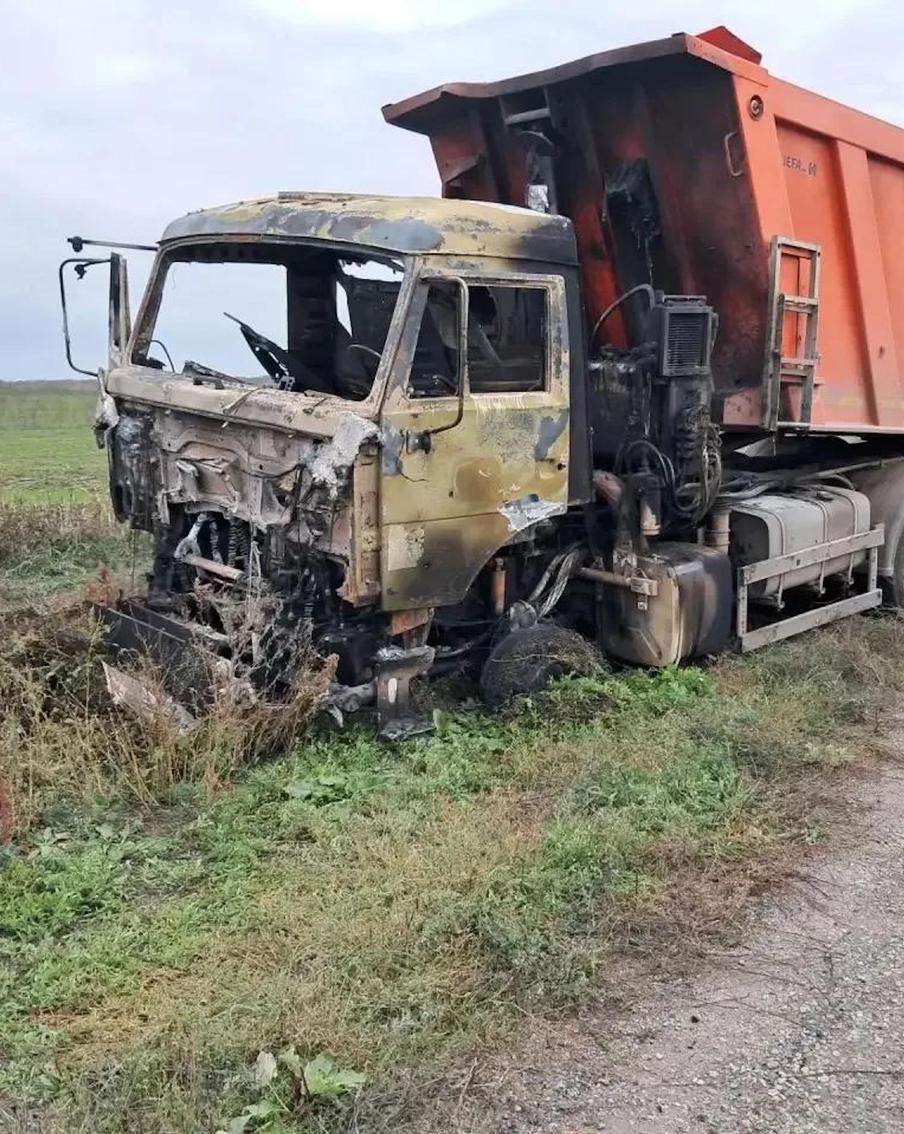 ВСУ атаковали дорожных рабочих в Запорожской области. Как сообщил глава региона, под удар мирные жители попали в районе населённого пункта Коларовка. Дорожники проводили плановый ремонт ям на дороге – беспилотник ВСУ влетел прямо в кабину грузового автомобиля. Кабина машины полностью выгорела
