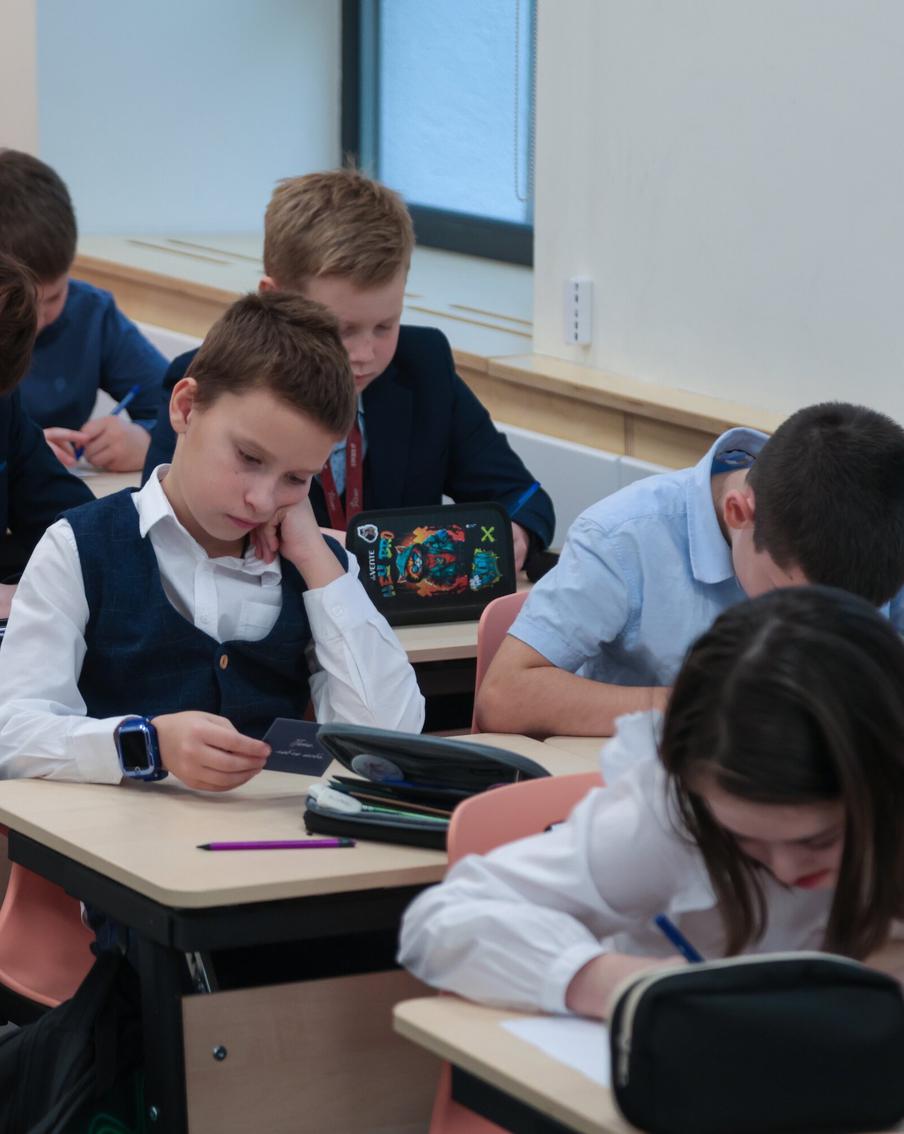 Количество школьных каникул в 2026–2027 учебном году сокращено. Опубликованы новые рекомендации Министерства просвещения России. В прошлом учебном году количество дней для отдыха достигло 127. В это число входили дни каникул осенью, зимой, весной и летом. В этом году школьники будут отдыхать меньше. Однако рекомендации министерства – всего лишь рекомендации, каждая школа вольна изменять график отдыха