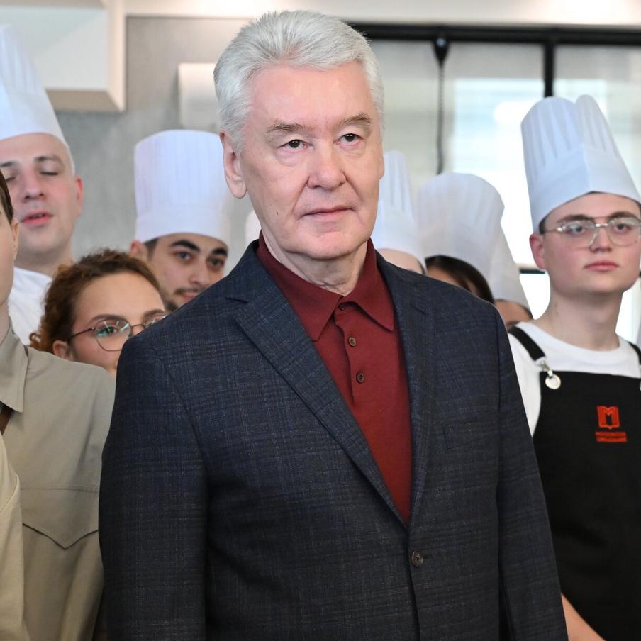 Собянин рассказал о строительстве семи инновационных колледжей мирового уровня в Москве. Для бывших школьников в городе уже работают четыре флагманские площадки практической подготовки. Всего в 2027–2029 годах, напомнил мэр, на реализацию программы "Столичное образование" из бюджета будет направлено два с половиной триллиона рублей