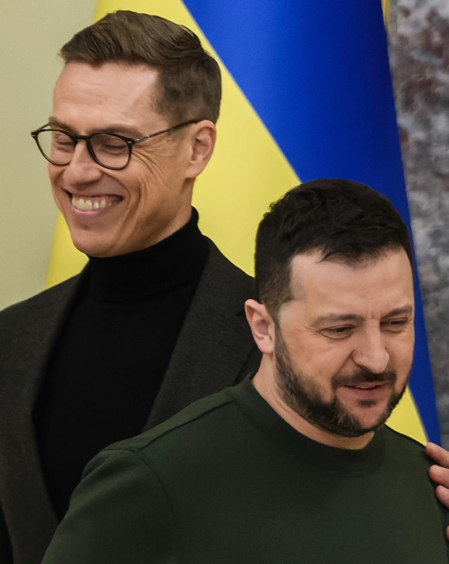 Назван возможный посредник ЕС на переговорах с Россией, США и Украиной. Им может стать президент Финляндии Александр Стубб. Он возглавил страну в марте 2024 года и, предположительно, останется у власти до 2030 года. О его выдвижении на роль посредника сообщает немецкая пресса. По данным инсайдера журналистов, у Стубба есть несколько преимуществ