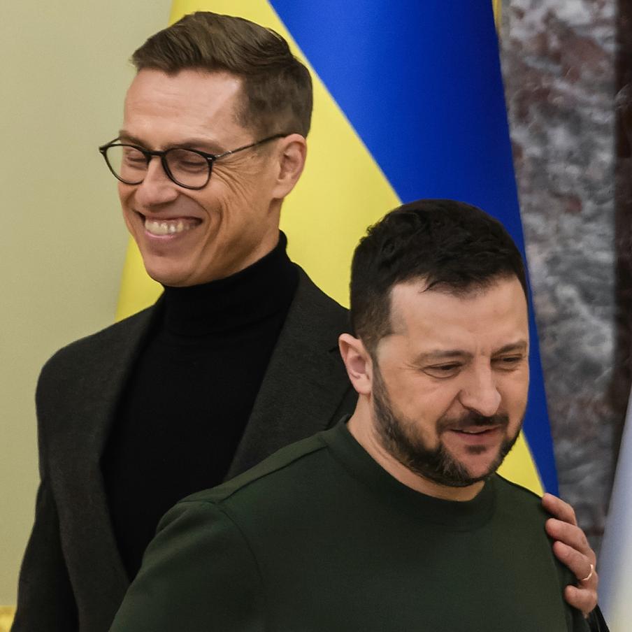 Назван возможный посредник ЕС на переговорах с Россией, США и Украиной. Им может стать президент Финляндии Александр Стубб. Он возглавил страну в марте 2024 года и, предположительно, останется у власти до 2030 года. О его выдвижении на роль посредника сообщает немецкая пресса. По данным инсайдера журналистов, у Стубба есть несколько преимуществ