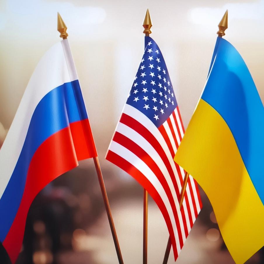 Названы вероятные дата и место переговоров между Россией, США и Украиной. Ранее сообщалось, что на этой встрече также может присутствовать посредник от Евросоюза. Немецкая пресса писала, что эту роль может исполнить президент Финляндии Александр Стубб, но подтверждения этой информации опубликовано не было