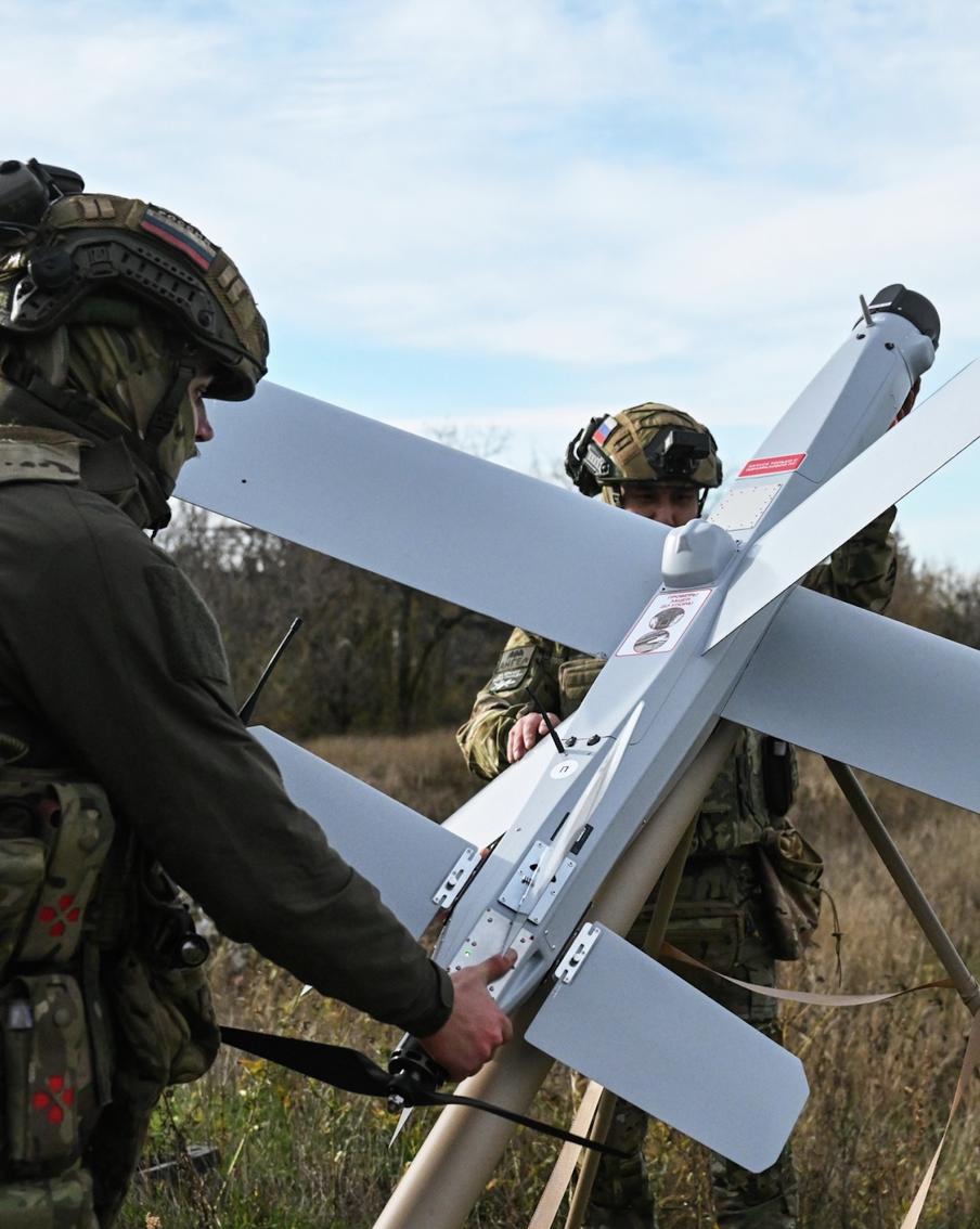 Армия России поразила несколько военных логистических центров в Харькове. Минувшей ночью ВС России продолжили наносить удары по объектам инфраструктуры Украины, которые используются в интересах ВСУ. Также был поражён сухогруз при морском переходе в порт Черноморск. В ходе атаки применялись беспилотные летательные аппараты