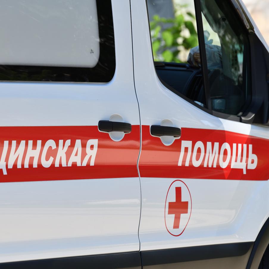 Выросло число пострадавших после ударов ВСУ по Белгороду. Минувшей ночью столица области подверглась массированной атаке украинских беспилотников. По последним данным, в результате ударов повреждены 30 многоквартирных домов, четыре частных, три административных здания, восемь коммерческих объектов и три социальных, а также 35 автомобилей. К сожалению, не обошлось без жертв и пострадавших