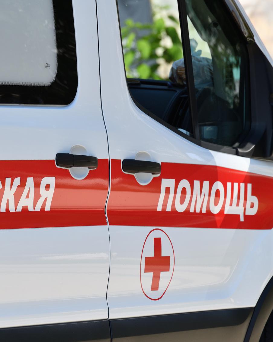 Выросло число пострадавших после ударов ВСУ по Белгороду. Минувшей ночью столица области подверглась массированной атаке украинских беспилотников. По последним данным, в результате ударов повреждены 30 многоквартирных домов, четыре частных, три административных здания, восемь коммерческих объектов и три социальных, а также 35 автомобилей. К сожалению, не обошлось без жертв и пострадавших