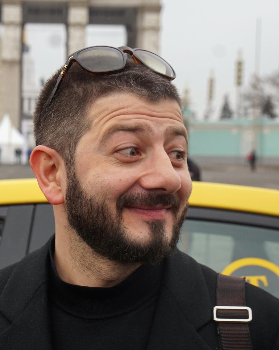Михаил Галустян похоронил сам себя в день рождения. Сегодня, 25 октября, комик отмечает праздник. Ему исполнилось 46 лет. В честь такого события Галустян необычное поздравление сам себе, чем поначалу немного смутил подписчиков. Юморист, в частности, объявил, что кремации не будет, потому что он нередко "горел на работе"