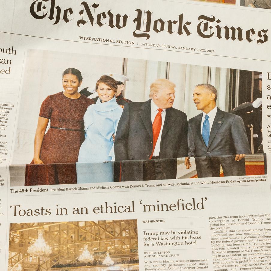 Обама высмеял Трампа из-за золота в Белом доме. По словам бывшего президента США, нынешний американский лидер переборщил с декором. Теперь Белый дом, считает Обама, выглядит так, словно там был открыт ресторан иракского диктатора Садама Хуссейна — настолько всё стало "дорого, богато"