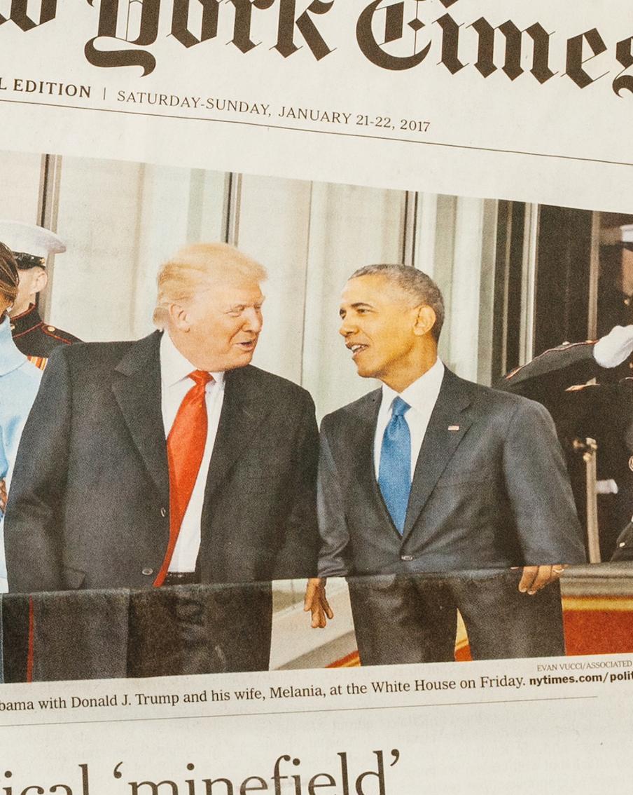 Обама высмеял Трампа из-за золота в Белом доме. По словам бывшего президента США, нынешний американский лидер переборщил с декором. Теперь Белый дом, считает Обама, выглядит так, словно там был открыт ресторан иракского диктатора Садама Хуссейна — настолько всё стало "дорого, богато"
