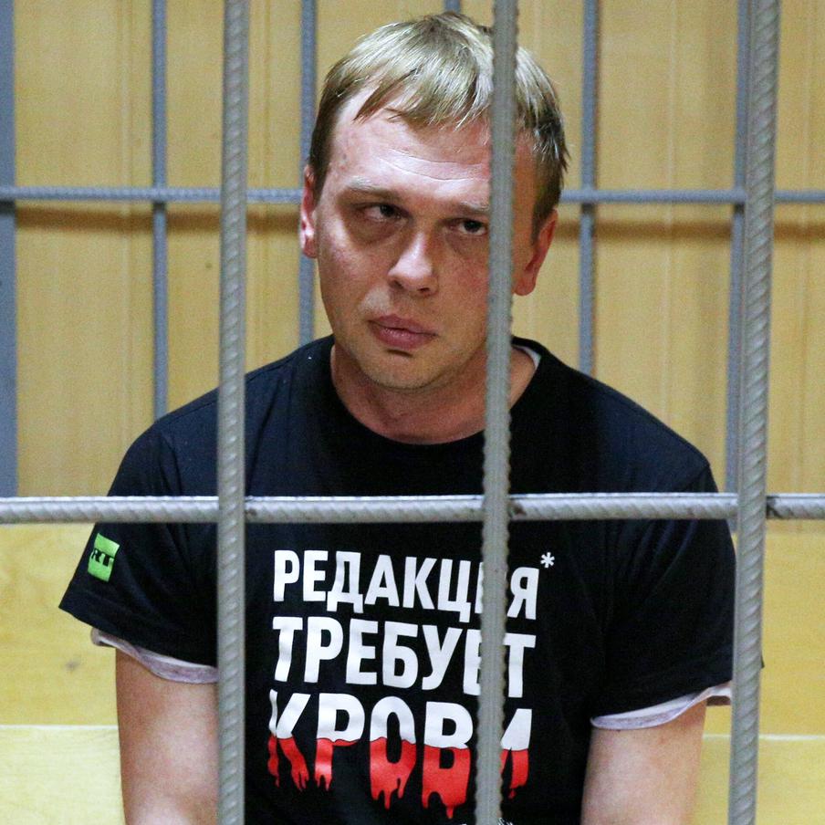 Последний фигурант дела о подброшенных наркотиках журналисту Голунову вышел на свободу. Самого потерпевшего не уведомили о том, что проходит соответствующее слушание. Об освобождении фигуранта дела — подполковника полиции Игоря Ляховца — Голунов узнал только сейчас. Полицейский должен был оставаться в колонии 11,5 года, но был освобождён раньше, оставшийся срок ему заменили другим наказанием
