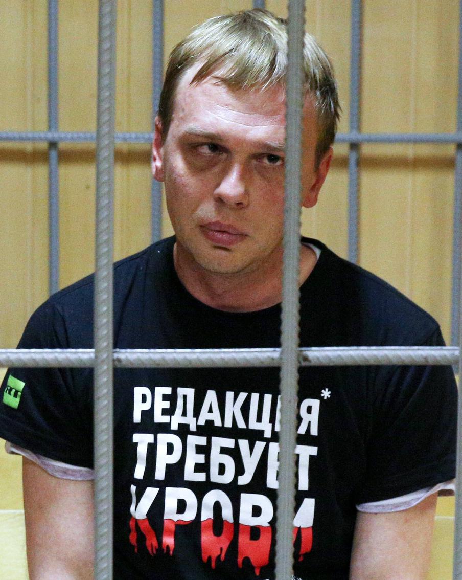 Последний фигурант дела о подброшенных наркотиках журналисту Голунову вышел на свободу. Самого потерпевшего не уведомили о том, что проходит соответствующее слушание. Об освобождении фигуранта дела — подполковника полиции Игоря Ляховца — Голунов узнал только сейчас. Полицейский должен был оставаться в колонии 11,5 года, но был освобождён раньше, оставшийся срок ему заменили другим наказанием