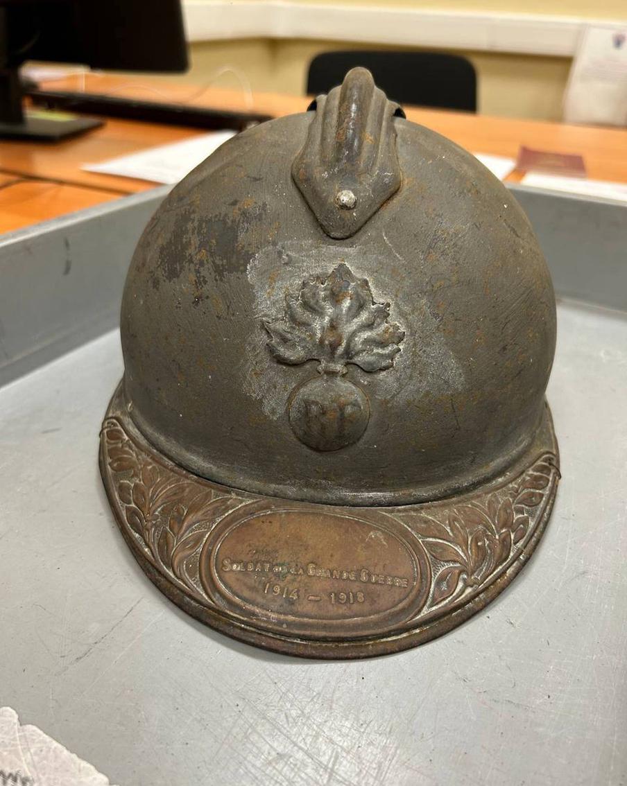 Стальную каску с надписью Soldat de la Grande Guerre 1914–1918 изъяли у россиянки, прибывшей из Лондона. По её словам, шлем она купила в сувенирном магазине во Франции в качестве подарка.