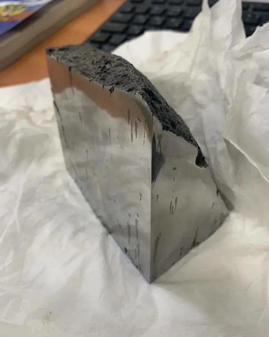 Минеральные породы не дали незаконно вывезти в Дубай домодедовские таможенники. Иностранец спрятал их в багаже среди личных вещей и пояснил, что "куски металла" ему подарил друг.