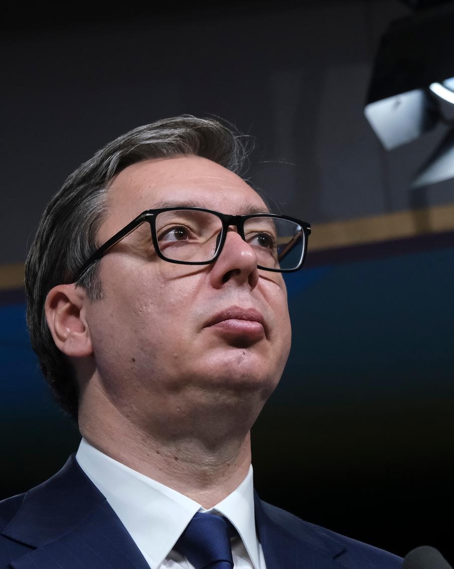 Вучич признал поражение своей партии на выборах и обвинил в нём "глубинное государство". Под этим термином понимают тайное сообщество имеющих власть людей из самых разных сфер — военной, бизнеса, политики, спецслужб и других, — которые влияют на политику государства независимо от того, кто "на бумаге" управляет страной