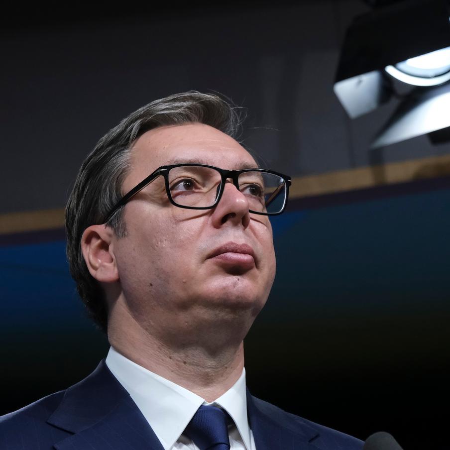 Вучич признал поражение своей партии на выборах и обвинил в нём "глубинное государство". Под этим термином понимают тайное сообщество имеющих власть людей из самых разных сфер — военной, бизнеса, политики, спецслужб и других, — которые влияют на политику государства независимо от того, кто "на бумаге" управляет страной