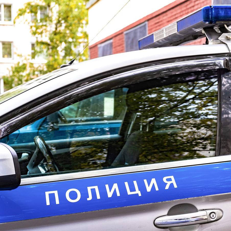 Бабушку и внука убили в Петербурге — подробности жуткого преступления. Расследование двойного убийства находится на контроле Следственного комитета России, сейчас правоохранители занимаются поиском предполагаемого виновника преступления. Известно, что тело ребёнка было обнаружено в холодильнике в квартире его убитой бабушки