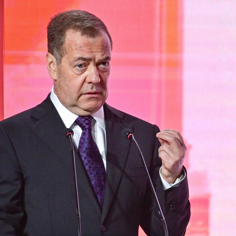 Медведев назвал общее количество санкций, введённых против России. Известно, что Европейский союз принял 22 пакета ограничений против нашей страны и её граждан, в том числе представителей власти. Последний список санкций был утверждён Евросоюзом 12 октября 2026 года. Впервые ограничения были введены в 2014 году после того, как Крым вернулся в состав Российской Федерации согласно результатам референдума