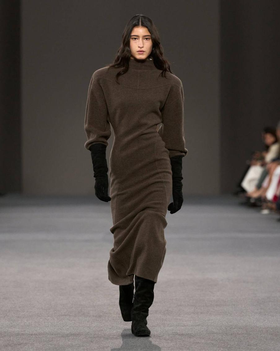 Модель на показе Max Mara.