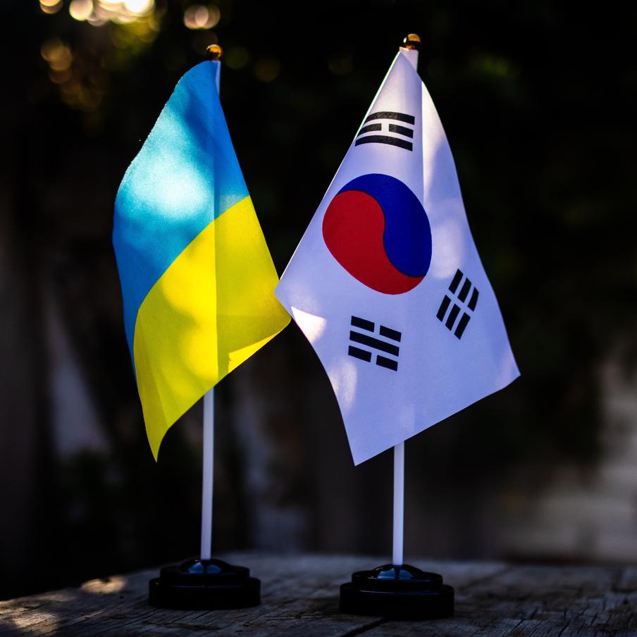 Сеул отзывает своих дипломатов из Киева. Отношения Украины и Республики Кореи продолжают ухудшаться. Они испортились после того, как Владимир Зеленский публично сообщил о передаче Сеулу двух северокорейских военнопленных, хотя страны имели прямые договорённости не разглашать этот факт. С осуждением действий главы киевского режима тогда выступил президент Южной Кореи