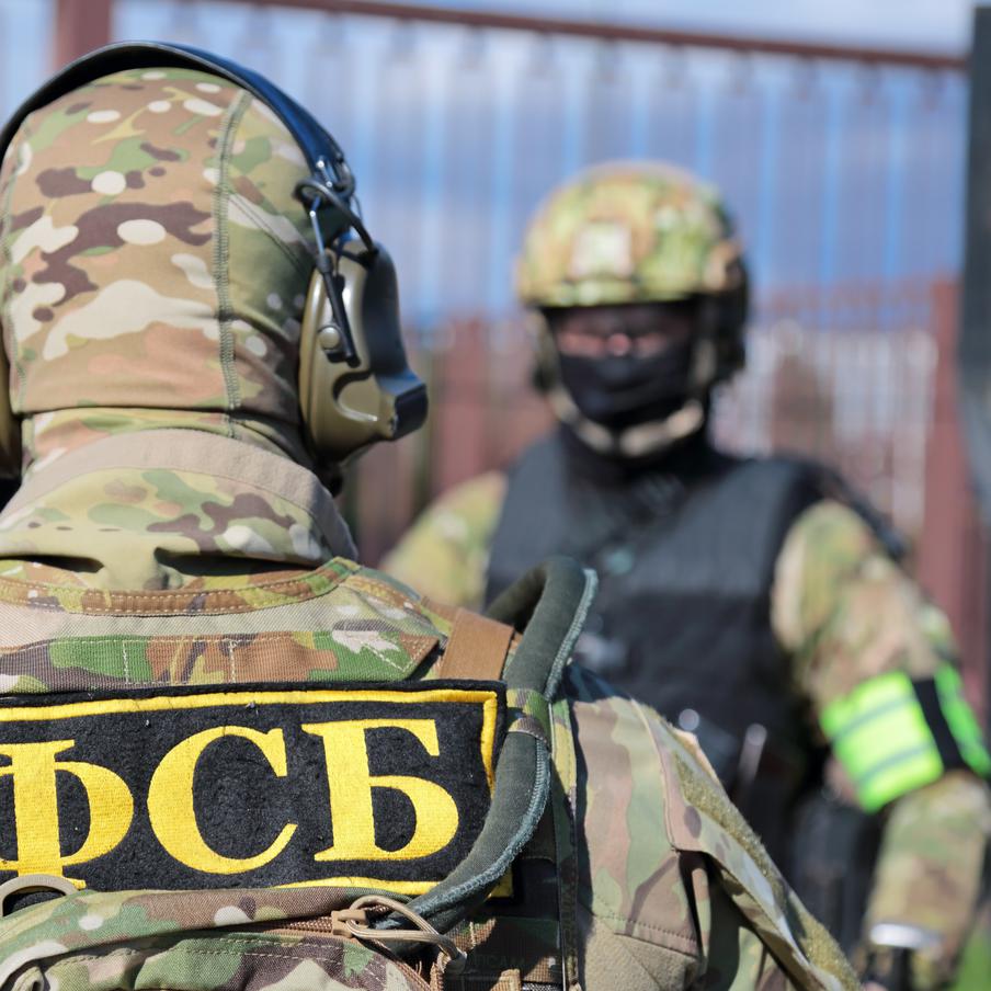 ФСБ провела масштабную акцию в 53 регионах России. Сотрудников Федеральной службы безопасности интересовала деятельность подпольных оружейников, пресечена работа нескольких десятков мастерских. Силовики изъяли более трёх сотен единиц самого разного вооружения, в том числе тяжёлого