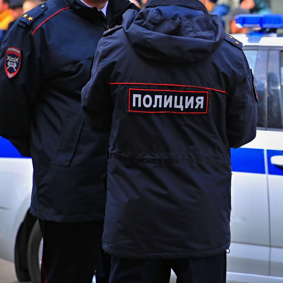 Полицейские спасли деньги пенсионерки из Саратовской области от мошенников. Жительница Хвалынска могла потерять все свои сбережения – порядка 2,6 миллиона рублей. Подозрения действия гражданки вызвали у сотрудников банка, куда она пришла снимать свои деньги. Мошенники выдавали себя за представителей спецслужб, средства женщина должна была передать курьеру