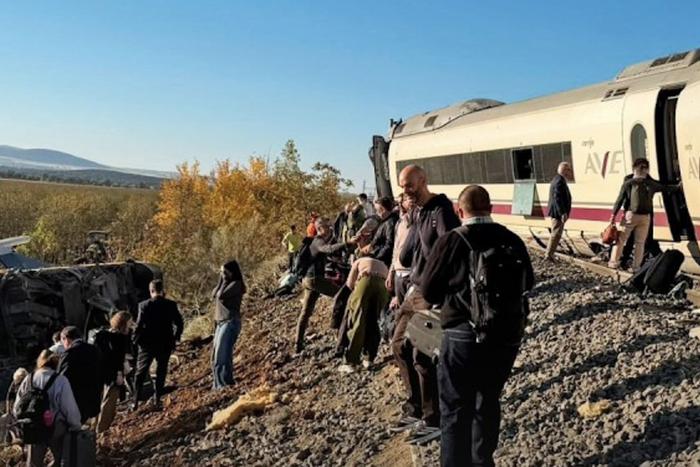 В центральной Испании произошло столкновение двух поездов, есть пострадавшие