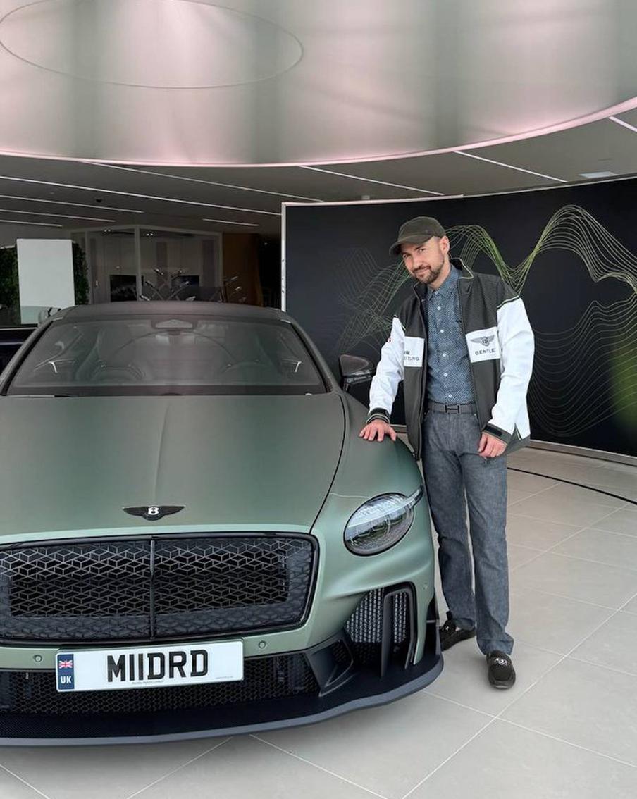 Илья с "задизайненной" им Bentley.