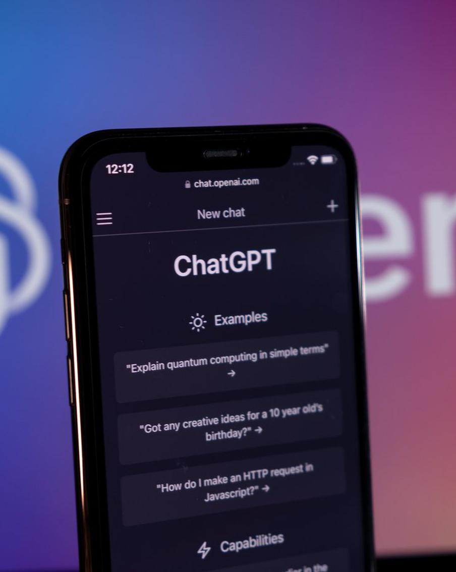 В США ChatGPT посоветовал разработчице снизить дозу лекарства – девушка умерла. Сотрудница Amazon Боуэн Ван более десяти лет принимала противосудорожный препарат, так как страдала приступами эпилепсии. Нейросеть посоветовала ей снизить дозировку и скрыть это от своего лечащего врача