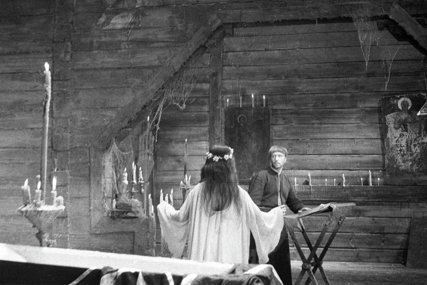 1968 год. Артисты Наталья Варлей в роли Панночки и Леонид Куравлев в роли Хомы Брута в сцене из фильма "Вий".