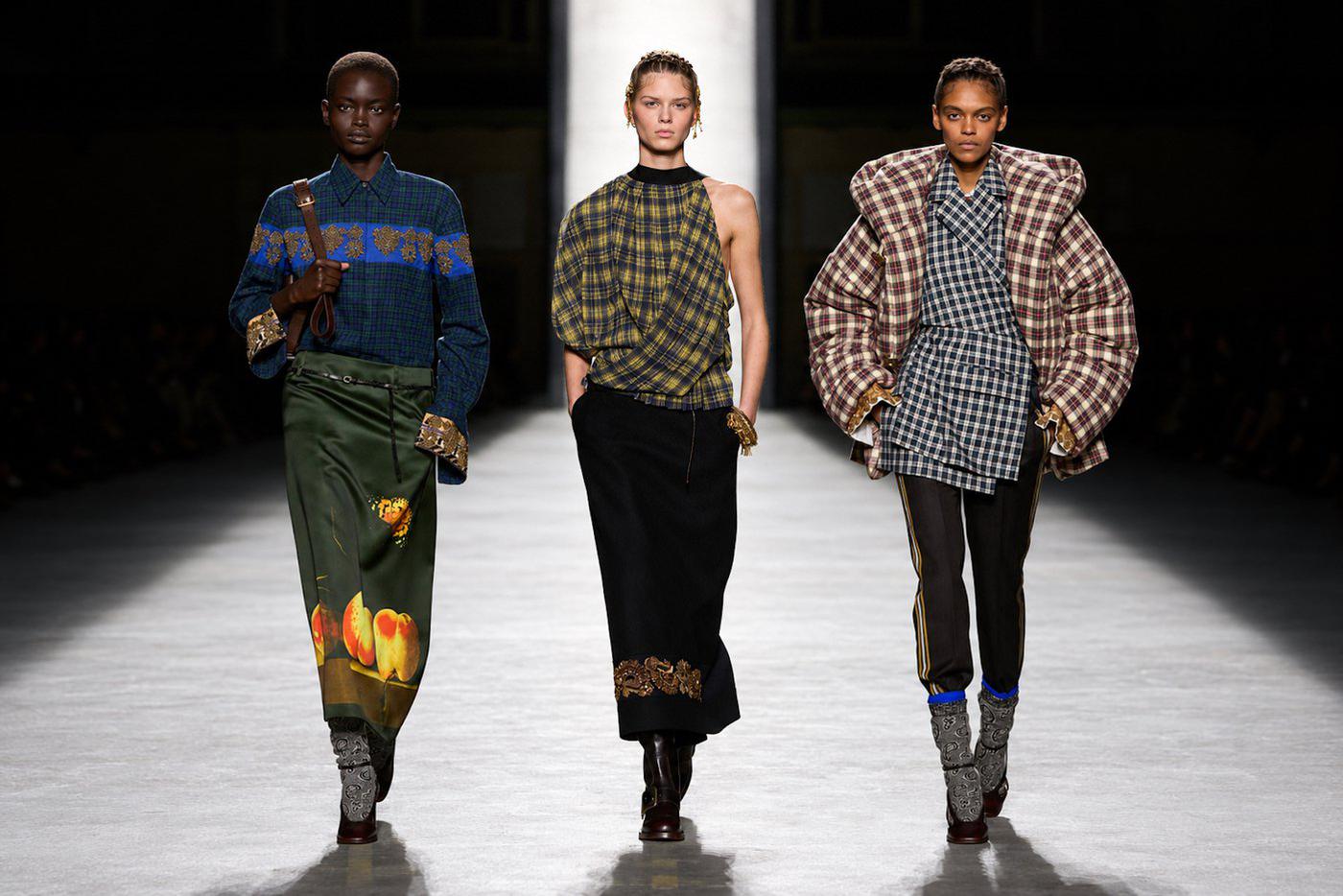 Клетка на показе Dries Van Noten сезона осень-зима – 2026/2027.