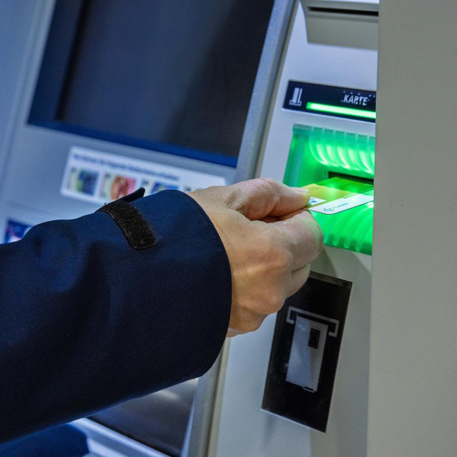 Москвичей предупредили о ловушке с банковской картой в банкомате. Случайная находка может обернуться требованием заплатить крупную сумму. Злоумышленники используют подставных свидетелей и обвинения в краже, чтобы оказать давление на прохожего