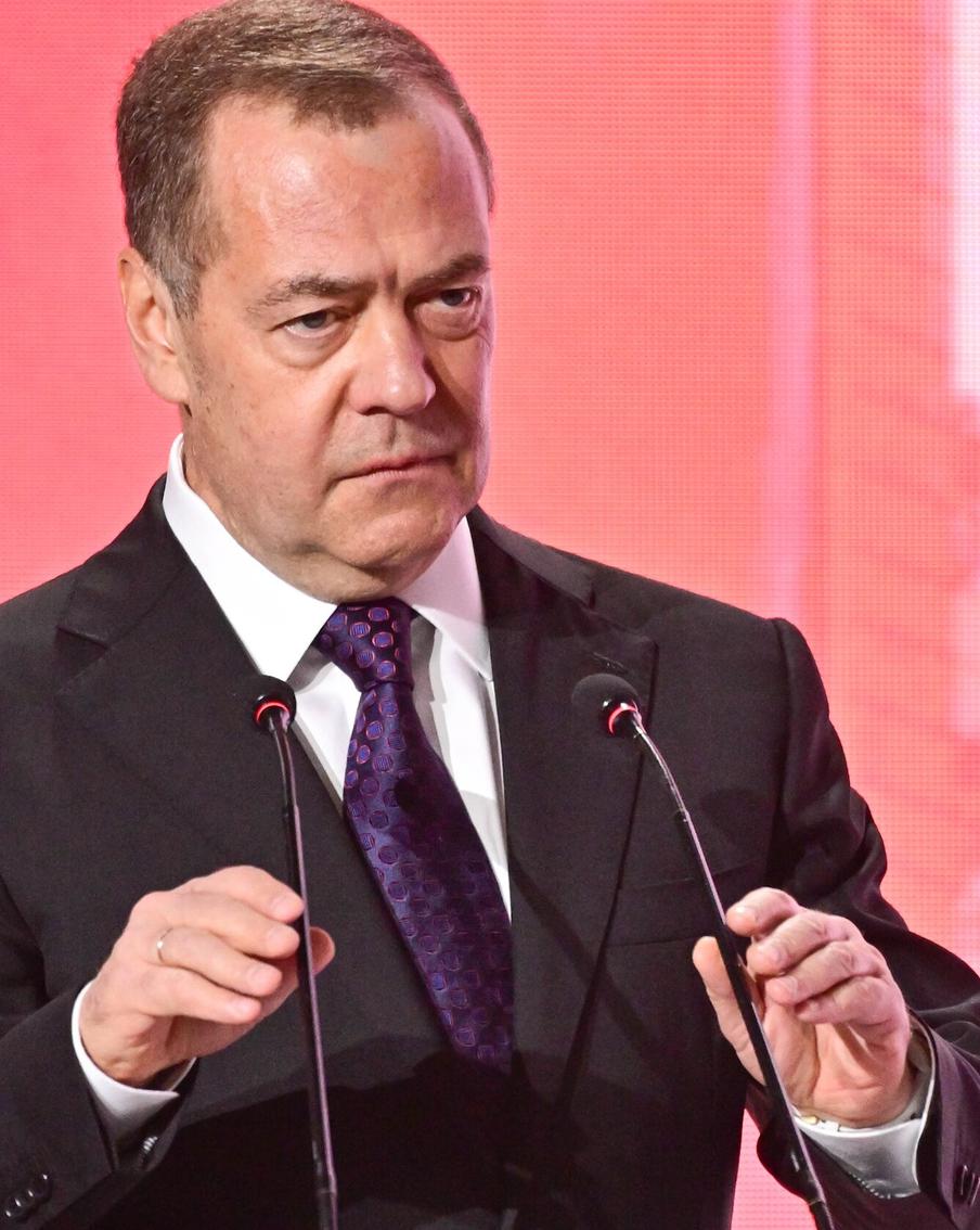 Медведев: "евродегенераты" не хотят нормализации отношений с Россией. Заместитель председателя Совета безопасности России выделил три важнейших события в мире за прошедшую неделю. В частности, Медведев вспомнил случай, когда несколько министров иностранных дел отказались от участия в совместном фото с главой нашего МИД Сергеем Лавровым в США